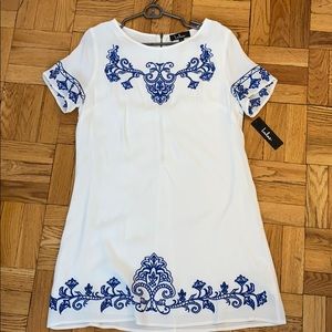 NWT Lulu’s blue and white embroidered shift dress